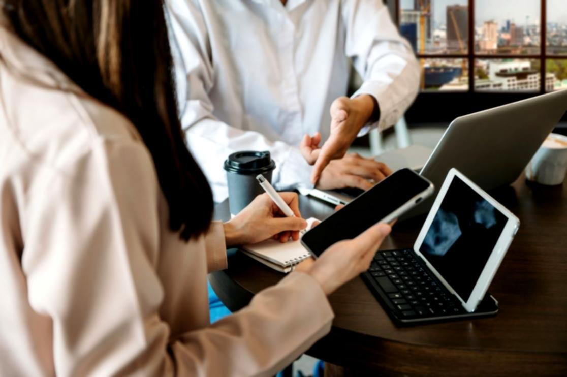 Arbeitsplatz mit Laptop und Budgetdokumenten